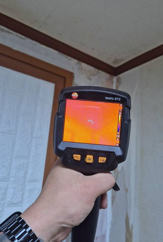 화성 누수탐지 현장 — 열화상 카메라로 벽 온도 확인
